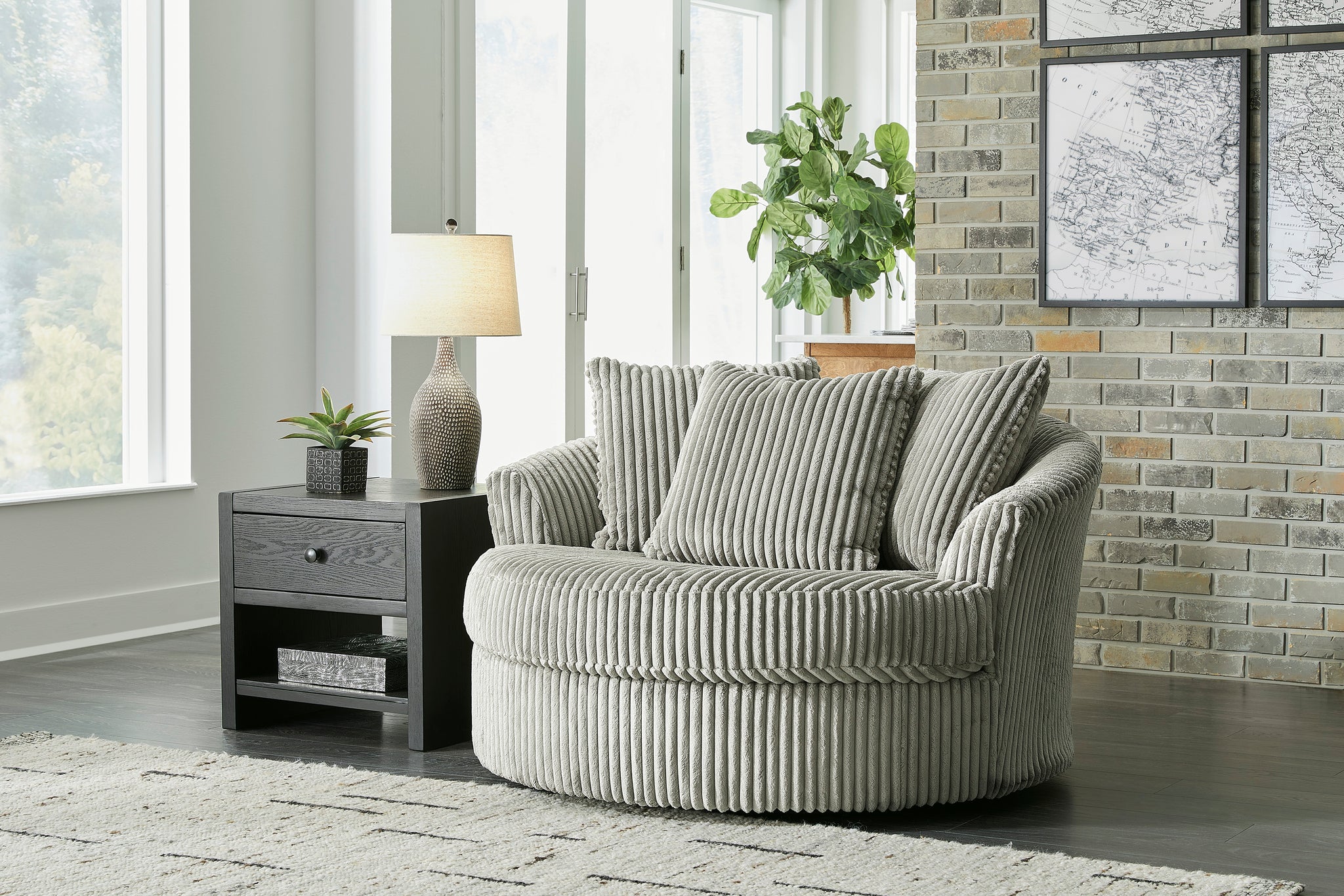 Lindyn Oversized Swivel Accent Chair – Ashley HomeStore